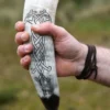 Wikinger-Trinkhorn mit Raben in Knotenmuster