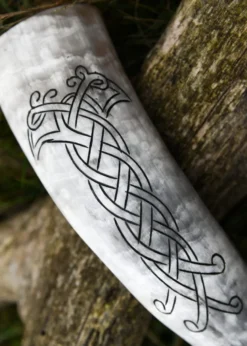 Wikinger-Trinkhorn mit Raben in Knotenmuster