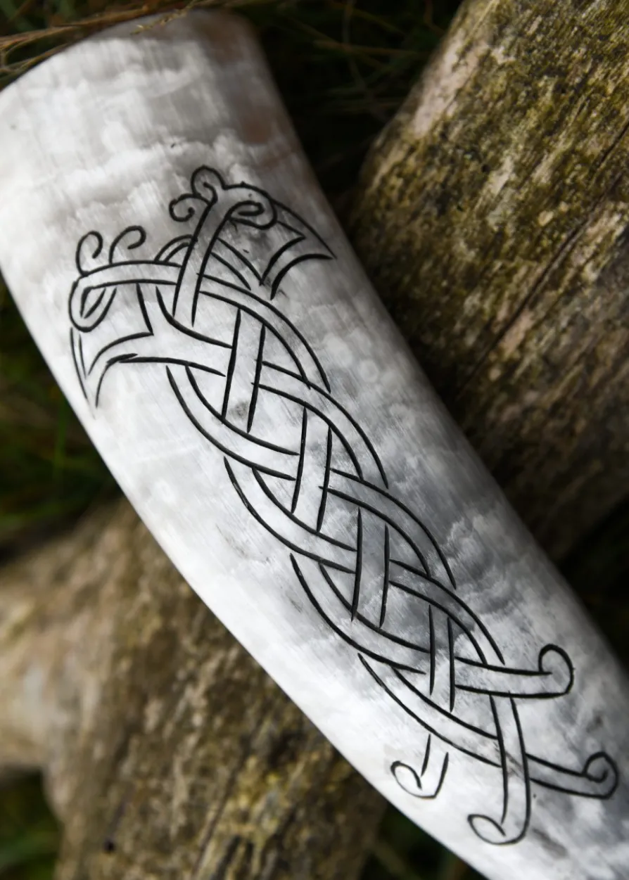 Wikinger-Trinkhorn mit Raben in Knotenmuster