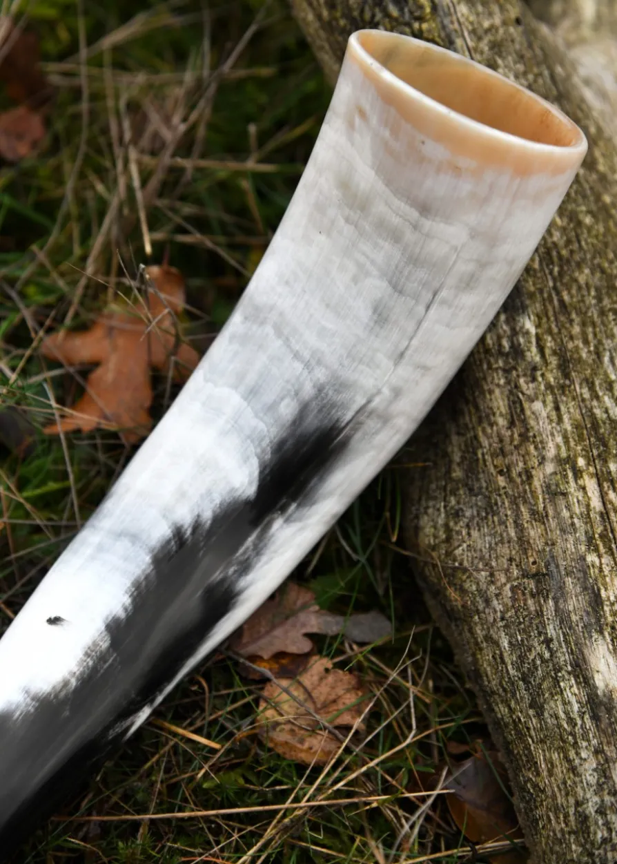 Wikinger-Trinkhorn mit Raben in Knotenmuster