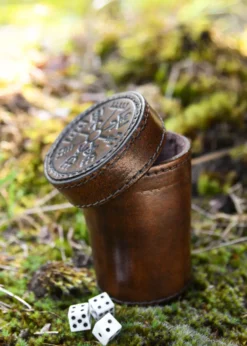 Würfelbecher aus Leder mit Deckel, Vegvisir-Prägung, braun