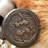 Würfelbecher aus Leder mit Deckel, Raben-Prägung, grau