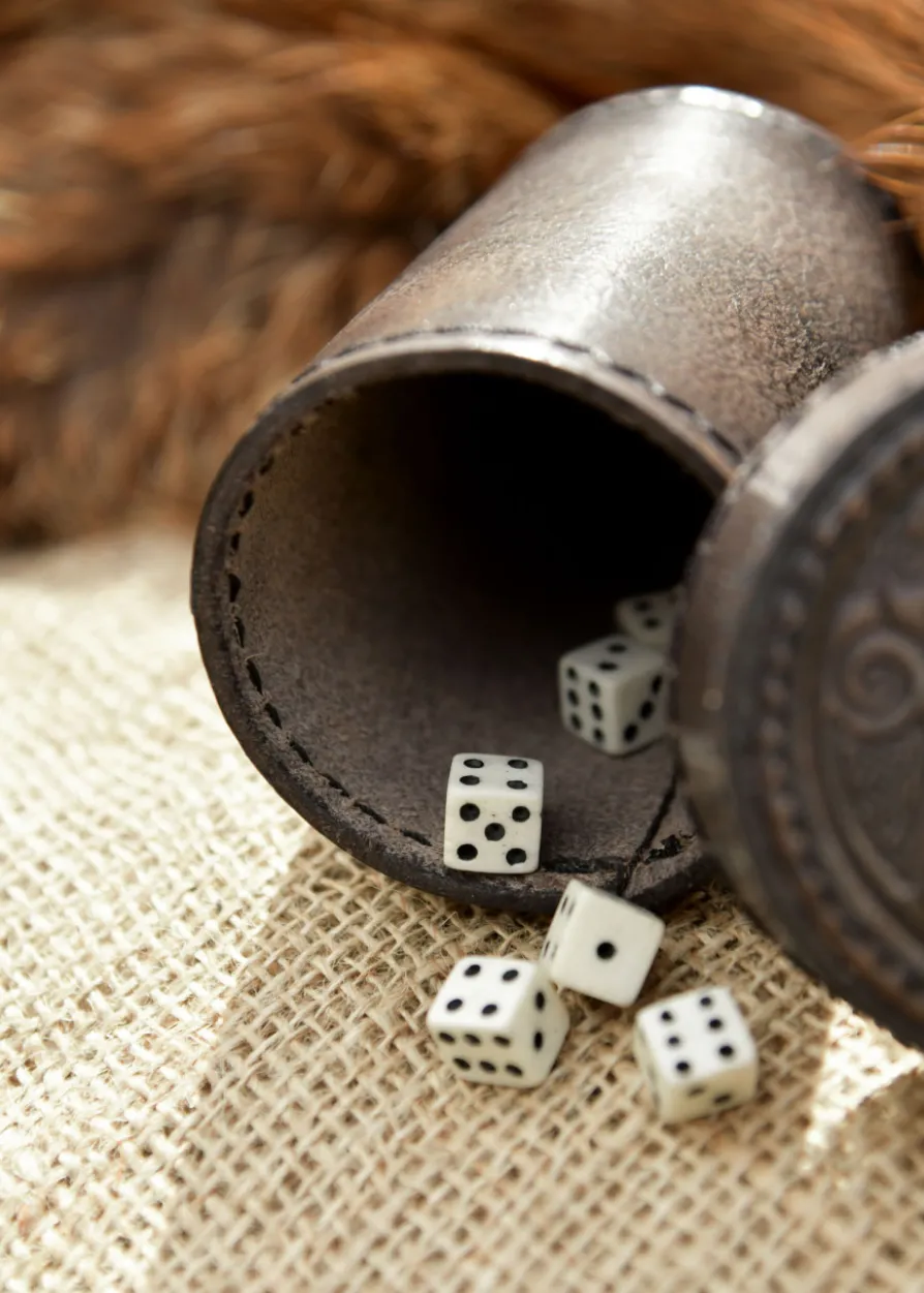 Würfelbecher aus Leder mit Deckel, Raben-Prägung, grau