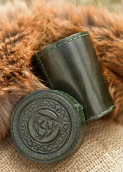 Würfelbecher aus Leder mit Deckel, Knotenmuster-Prägung, grün