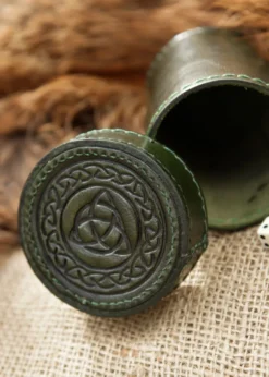 Würfelbecher aus Leder mit Deckel, Knotenmuster-Prägung, grün