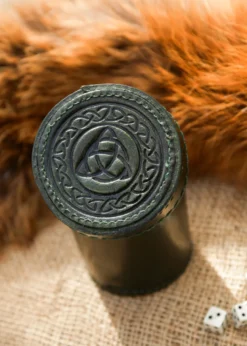 Würfelbecher aus Leder mit Deckel, Knotenmuster-Prägung, grün