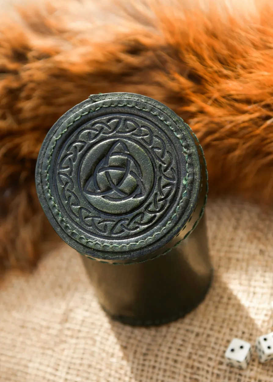 Würfelbecher aus Leder mit Deckel, Knotenmuster-Prägung, grün